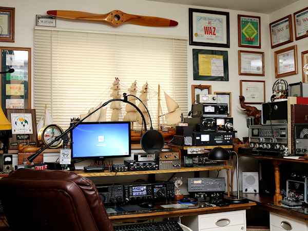 Main Operating Desk of AJ8MH - KD8KMN Main Operating Desk of AJ8MH - KD8KMN